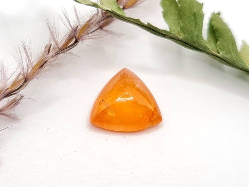 Dreieckiger orangefarbener Mandaringranat Spessartin Cabochon 11,1x11,2mm 5,07ct (Nr.545)