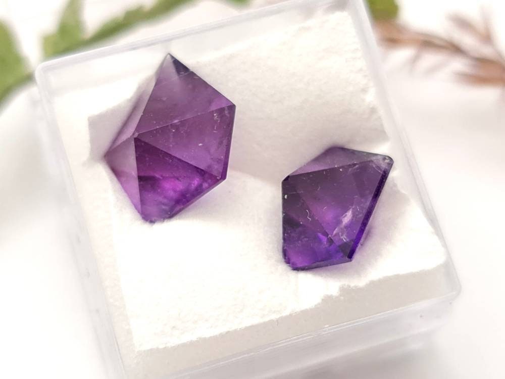 Echte facettierte Amethyst Spitzen, Lot, unregelmäßig  , violett lila 2 Stück 9,78ct (Nr.884)