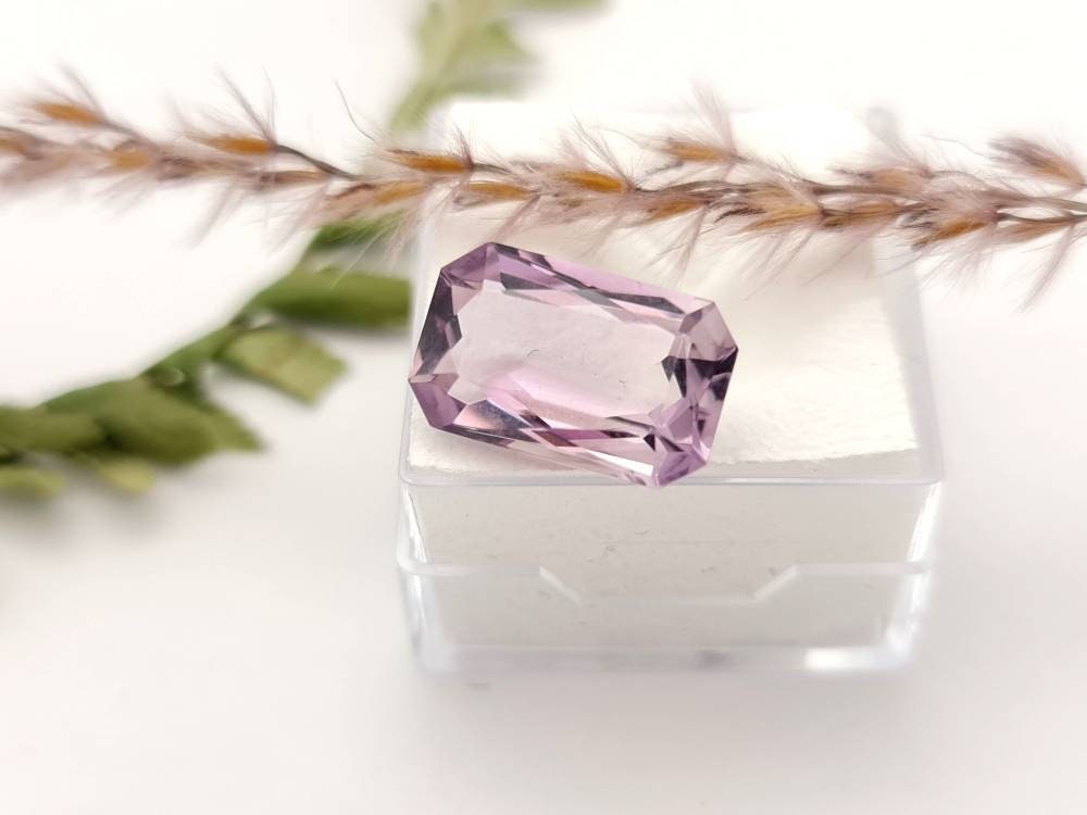 Echter facettierter Amethyst rechteck , violett lila rosa, Rose de France oktagon 14,9x9,3mm 6,5ct (Nr.886)