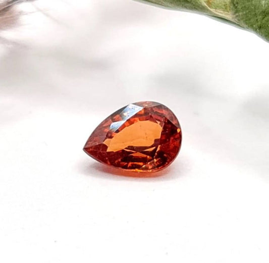 Facettierter orangefarbener Mandaringranat Tropfen Spessartin 6x4,5mm 0,69ct (Nr.501)