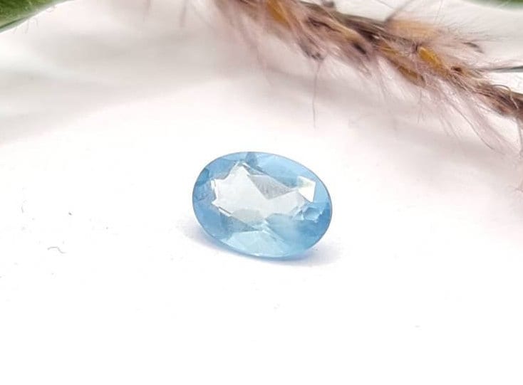 Blauer Aquamarin, oval facettiert 7x5mm 0,68ct (Nr.384)