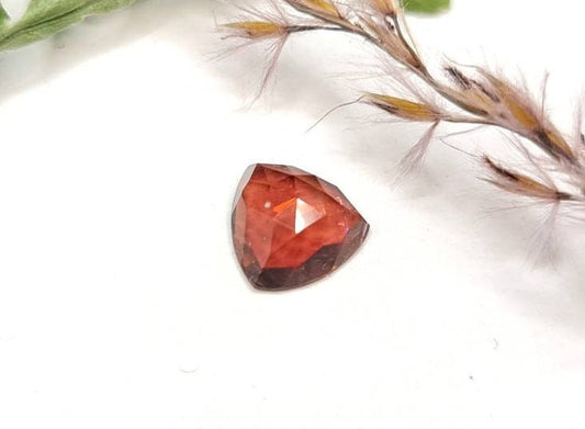 Roter Turmalin facettiertes Cabochon Trilliant Dreieck 8,1mm 1,7ct (Nr.346)