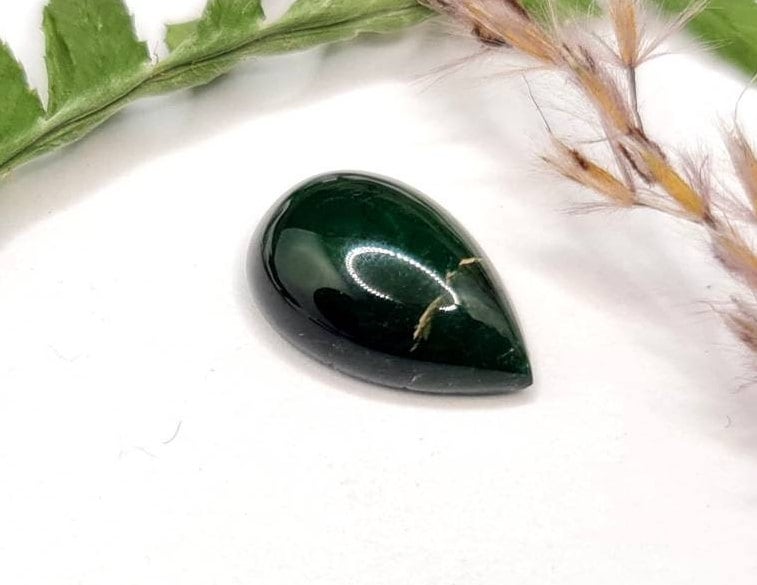 Dunkelgrüner Turmalintropfen, Cabochon 15,3x10mm 6,15ct (Nr.341)