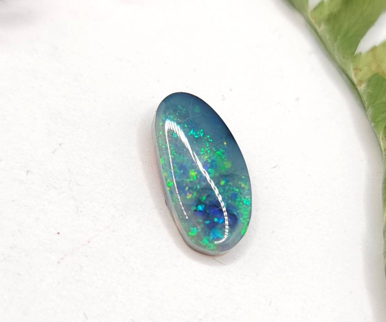 Australischer schwarzer Opal, Lightning Ridge, blau / grün Cabochon oval 15x7x3mm 2,3ct (Nr.318)