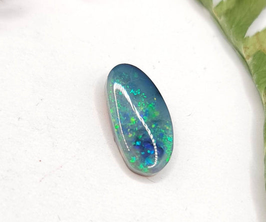 Australischer schwarzer Opal, Lightning Ridge, blau / grün Cabochon oval 15x7x3mm 2,3ct (Nr.318)