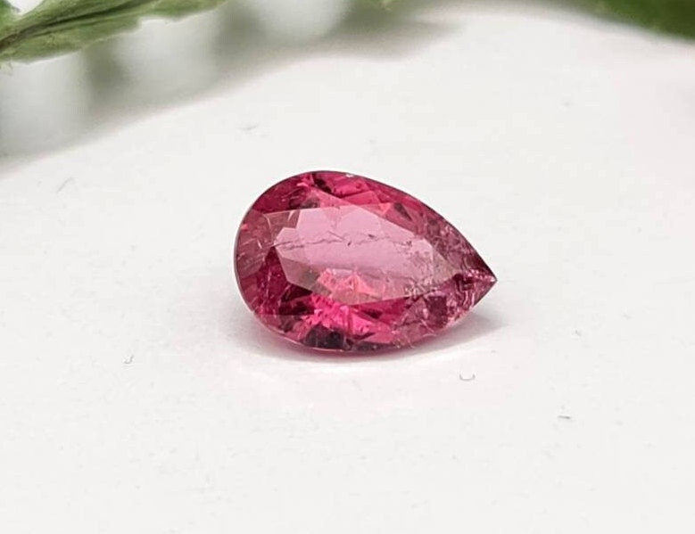 Facettierter rosa Turmalin, Tropfen/Träne 9x6mm 1,22ct (Nr.300)