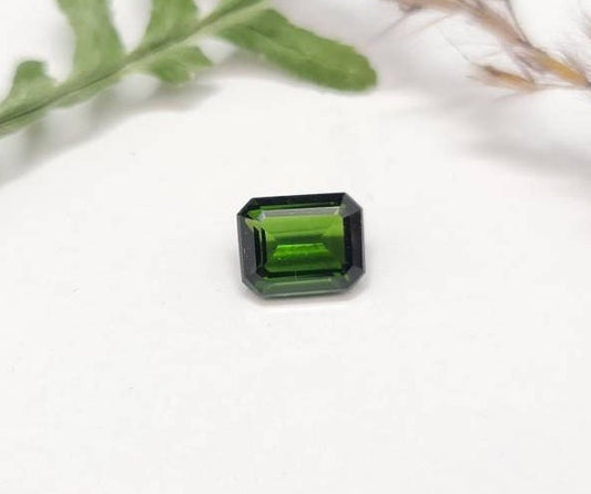 Grüner facettierter Turmalin , Rechteck , Oktagon 8,2x6,4mm 1,84ct (Nr.292)