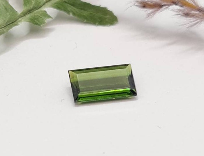 Facettierter grüner rechteckiger Turmalin 10,4x5,8mm 1,77ct (Nr.286)