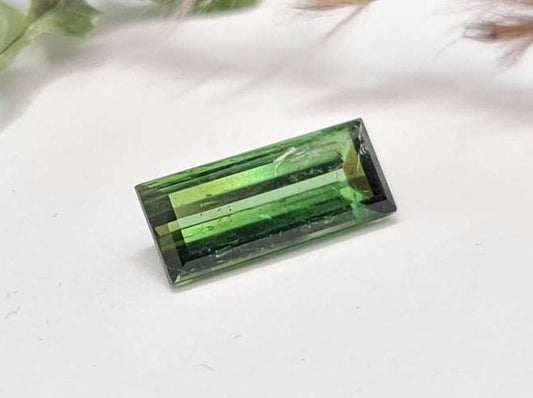 Rechteckiger grüner Turmalin, facettiert 15x6mm 3,68ct (Nr.285)