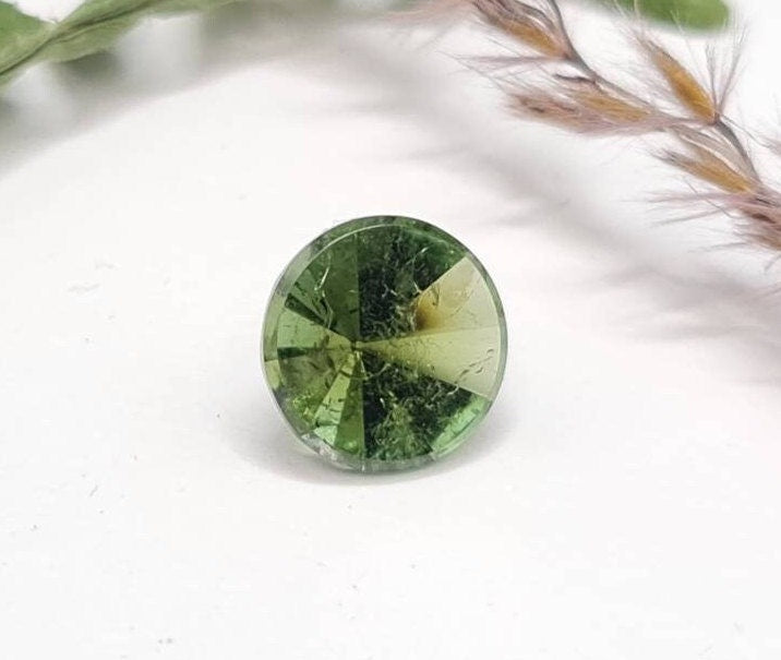 Runder, grüner Turmalin, facettiert im Spiegelschliff 10mm 3,77ct  (Nr.283)