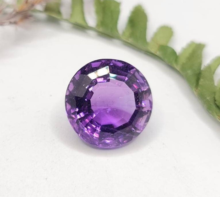 Schöner großer Amethyst, rund, violett, facettiert, lila 15,7mm 14,62ct (Nr.281)