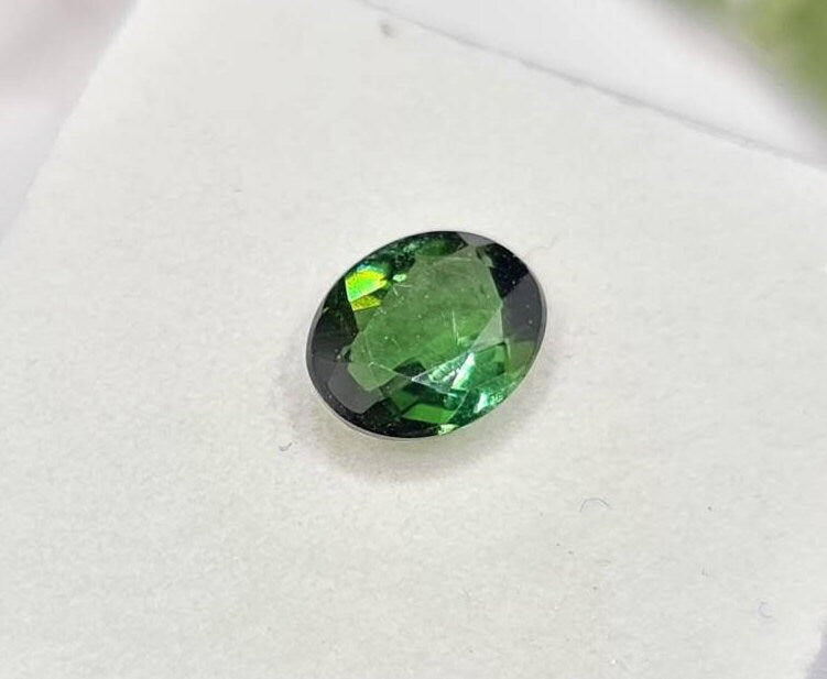 Nr.272 Grüner Turmalin oval facettiert 7x6mm 0.88ct