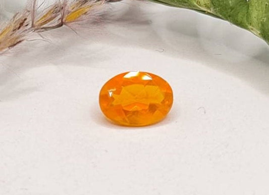 Facettierter, ovaler orangefarbener Feueropal mit 8x6mm 0,75ct (Nr.260)