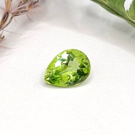 Nr.230 facettierter grüner Peridottropfen /Träne 9,4x6,9mm 1,84ct