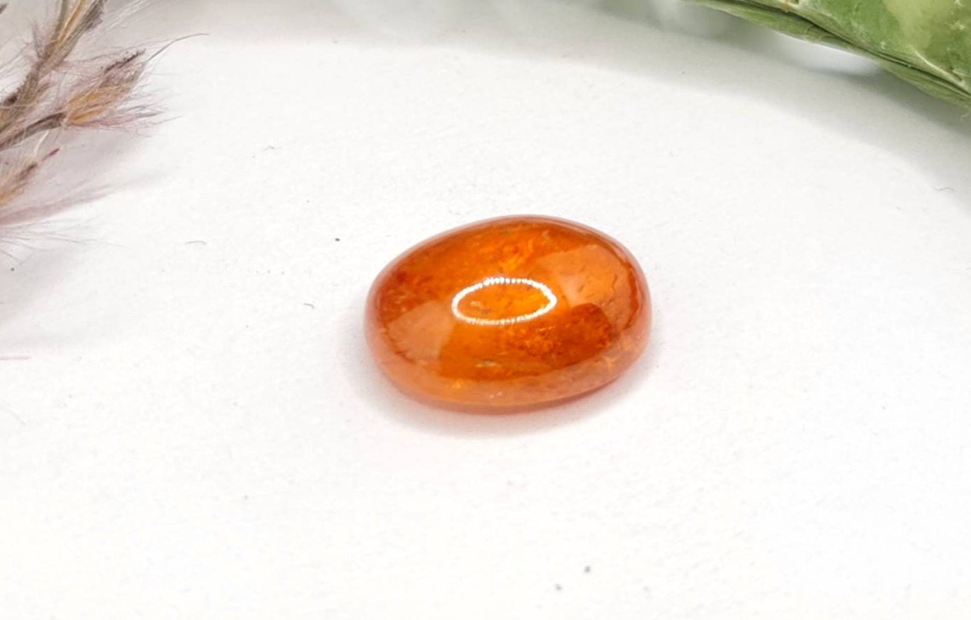 Nr.227 Orangefarbener Mandaringranat, oval, Cabochon mit 10,6x8mm 4,63ct