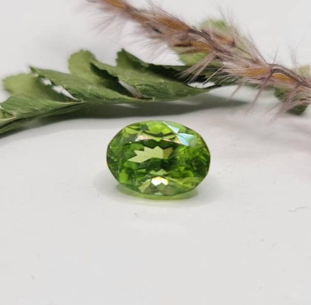 Nr.218 Peridot grün, oval  facettiert 9,7x7mm 2,75ct