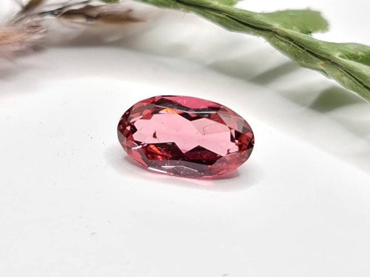 Nr.194 Rosa Turmalin facettiert aus Madagascar, oval mit 10,7x6,1mm und 1,96ct