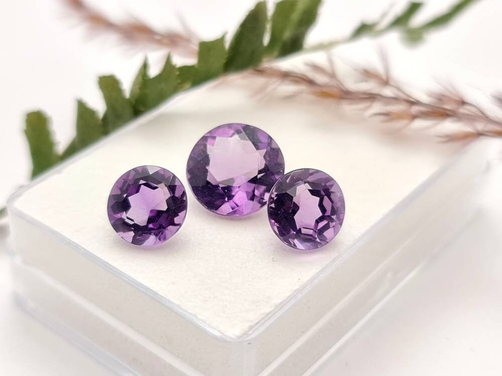 Set echte Amethyste rund facettiert 2Stück à 9mm und 1 Stück à 11mm 9,9ct (Nr.901)