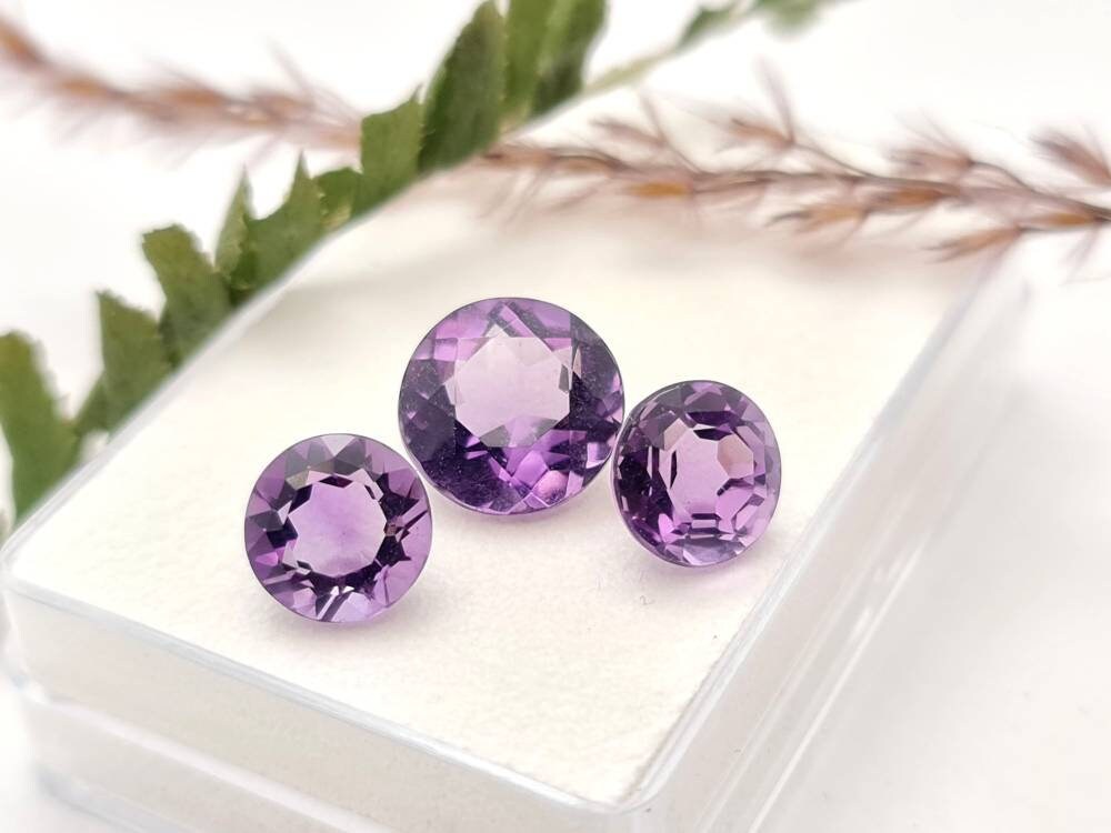 Set echte Amethyste rund facettiert 2Stück à 9mm und 1 Stück à 11mm 9,9ct (Nr.901)