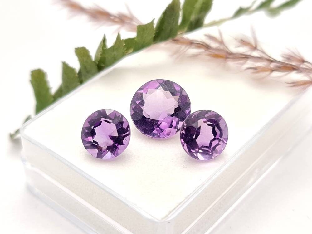 Set echte Amethyste rund facettiert 2Stück à 9mm und 1 Stück à 11mm 9,9ct (Nr.901)