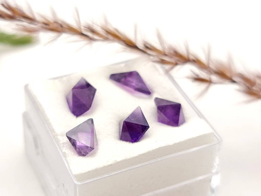 Echtes Lot Amethyst Spitzen facettiert 5 Stück lila violett 4,8ct (Nr.918)