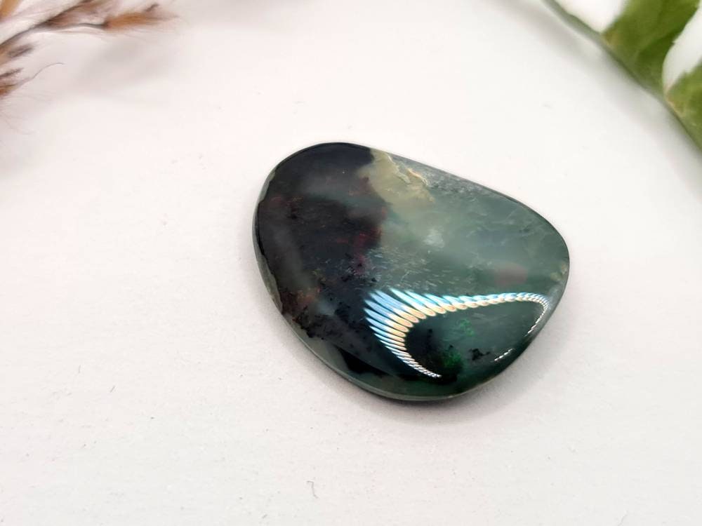 Australischer Semiblack Opal- für Einsteiger, mit dezentem rot-grünem Farbspiel 18,1x14,2mm 6,41ct (Nr.570)