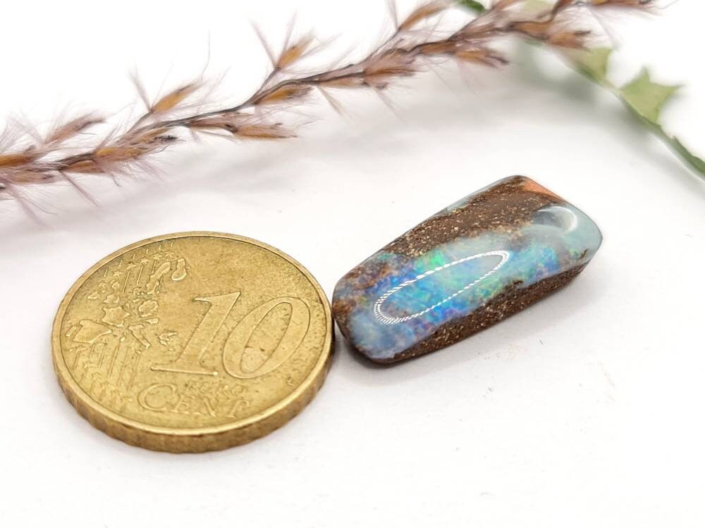 Echter australischer Boulderopal mit blau grünem Farbspiel 20x9,5mm 8,72ct (Nr.571)