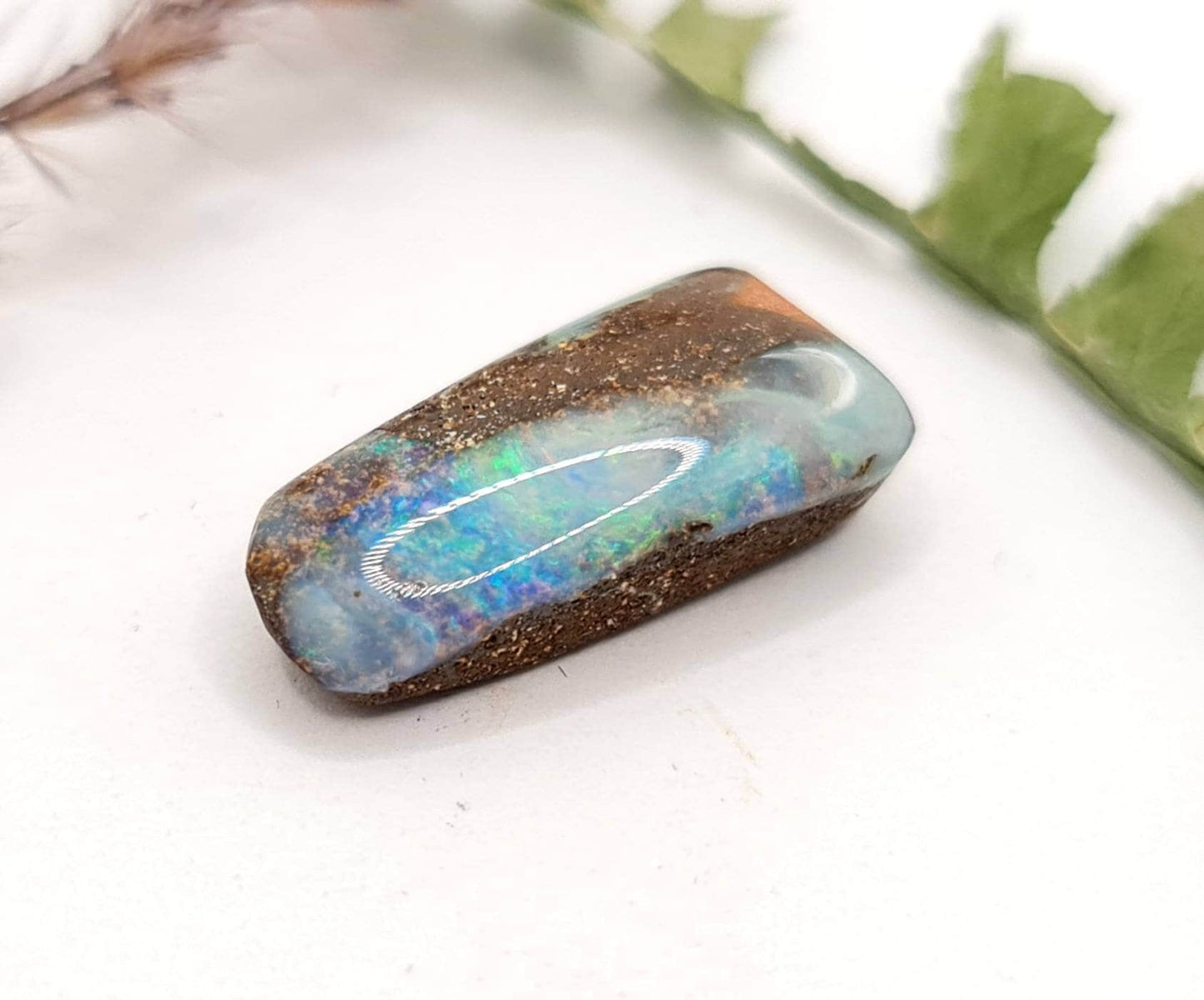 Echter australischer Boulderopal mit blau grünem Farbspiel 20x9,5mm 8,72ct (Nr.571)