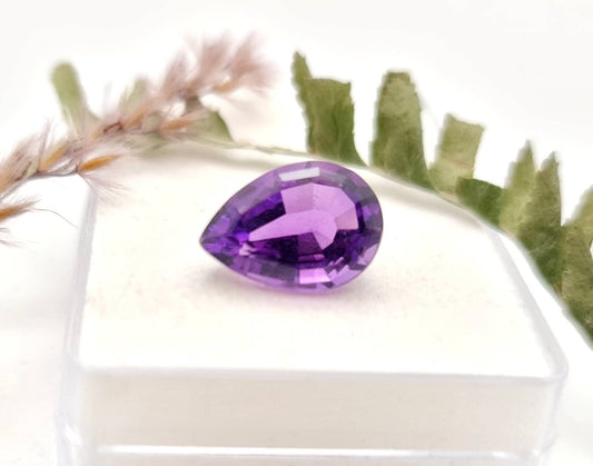 Echter facettierter Amethyst Tropfen lila violett 14,2x10,1mm 5,7ct (Nr.929)