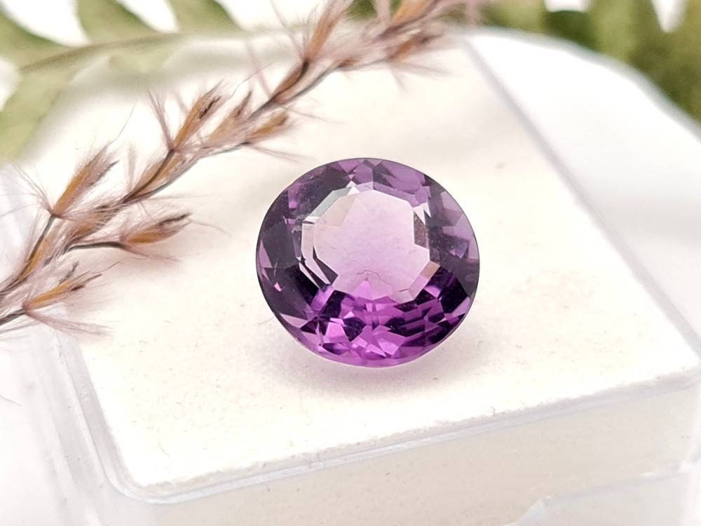 Echter violetter Amethyst rund facettiert 12,8mm 7,1ct (Nr 937)