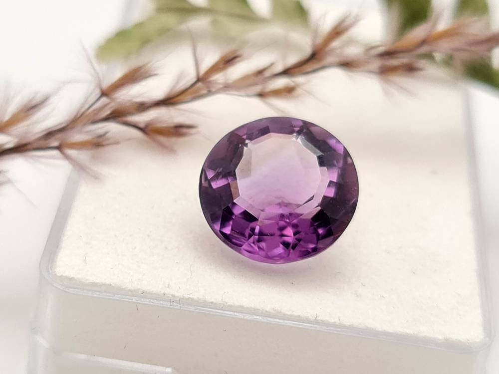 Echter violetter Amethyst rund facettiert 12,8mm 7,1ct (Nr 937)