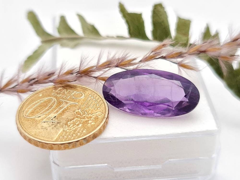 Echter violetter Amethyst oval facettiert 21x10,3mm 9,4ct (Nr.966)