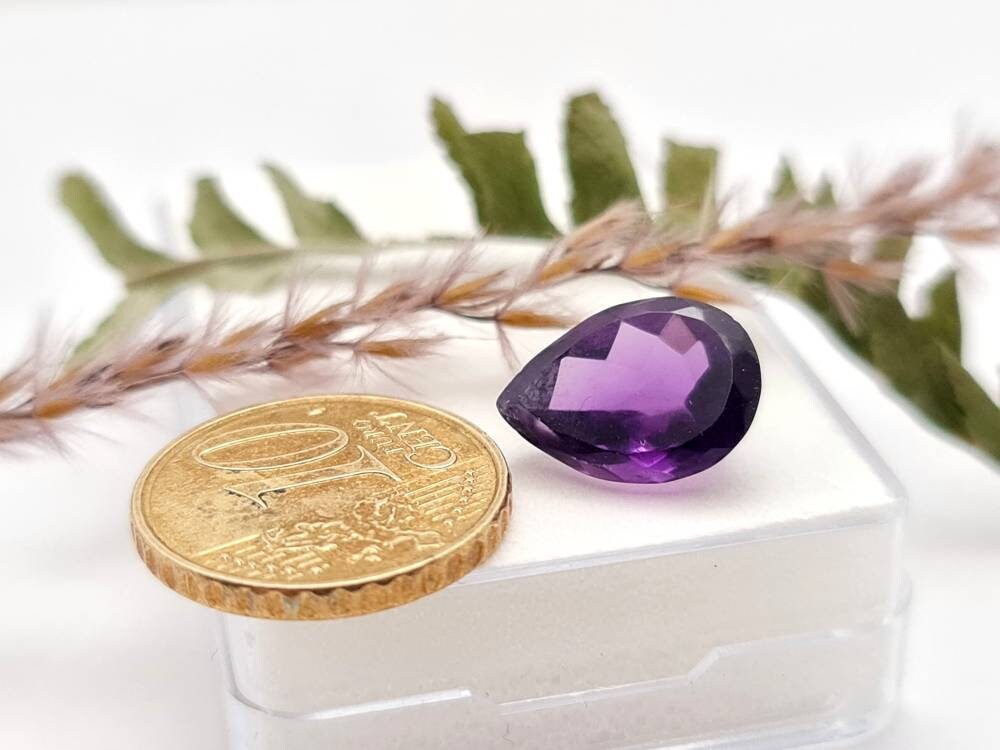 Echter violetter Amethyst Tropfen facettiert 14,4x10,2mm 5,7ct (Nr.967)