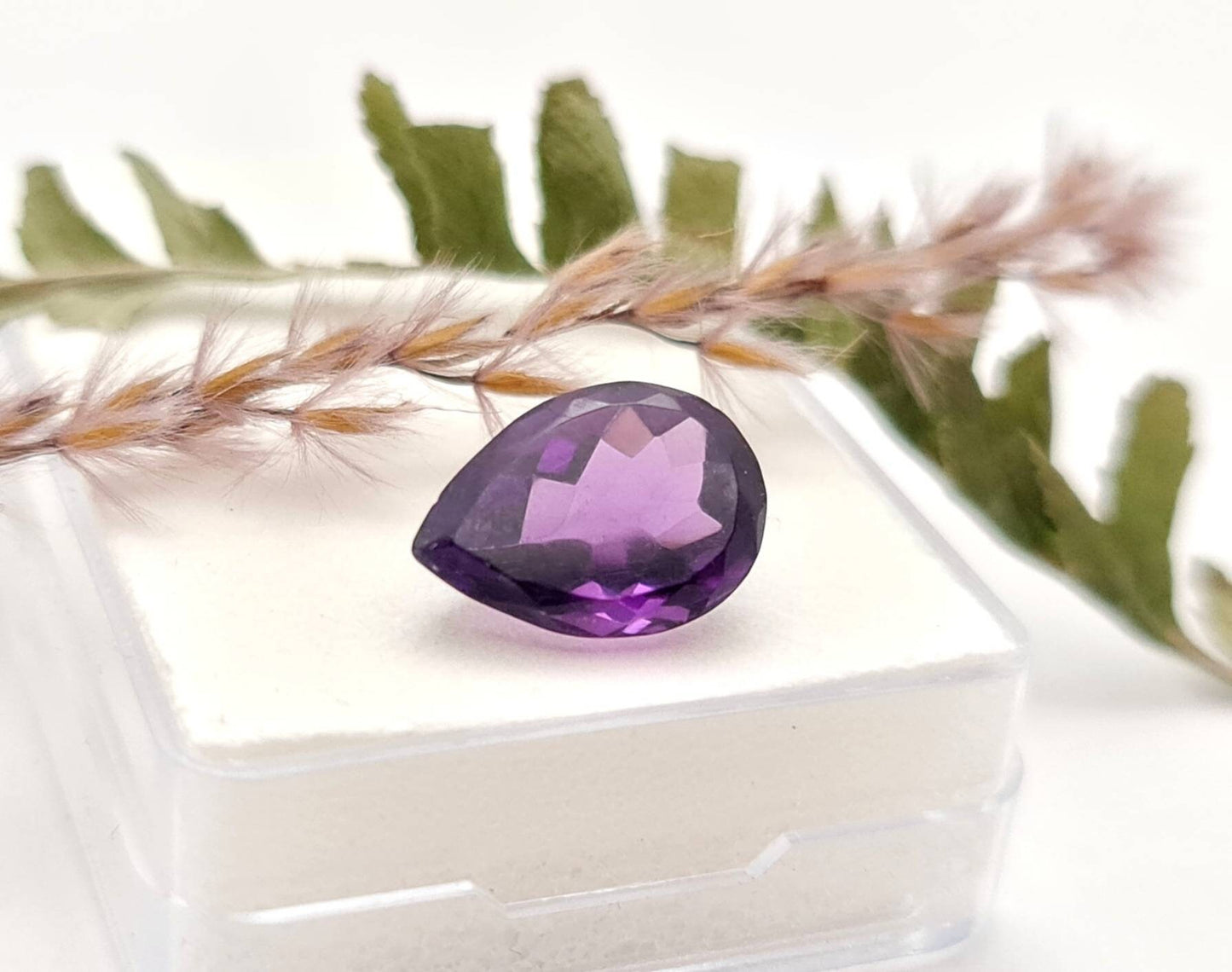 Echter violetter Amethyst Tropfen facettiert 14,4x10,2mm 5,7ct (Nr.967)