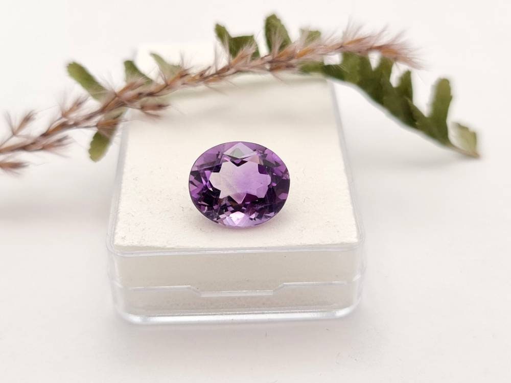 Echter violetter Amethyst oval facettiert lila 14,2x12,1mm 7,6ct (Nr.993)