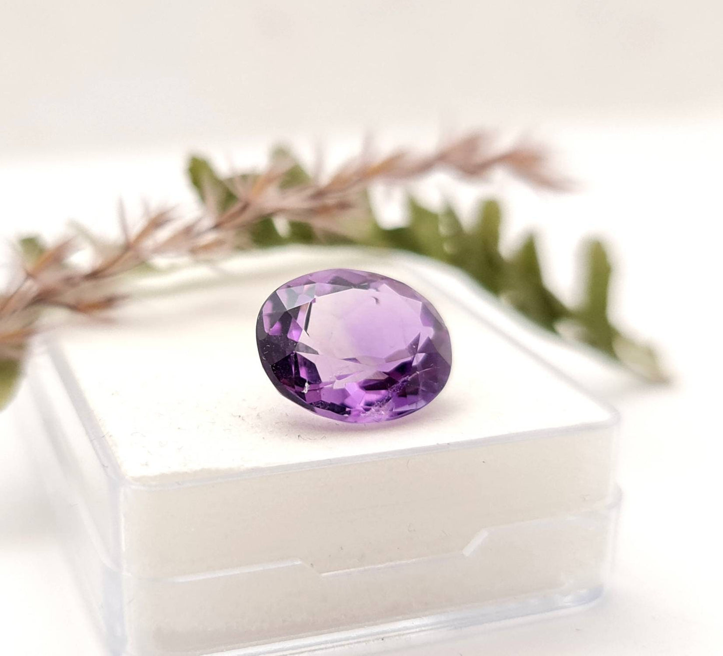 Echter violetter Amethyst oval facettiert lila 14,2x12,1mm 7,6ct (Nr.993)