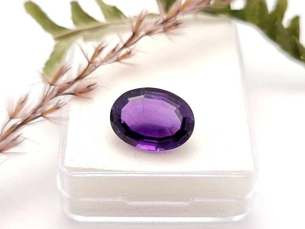 Echter violetter Amethyst oval facettiert lila 15,2x11,2mm 8,3ct (Nr.996)