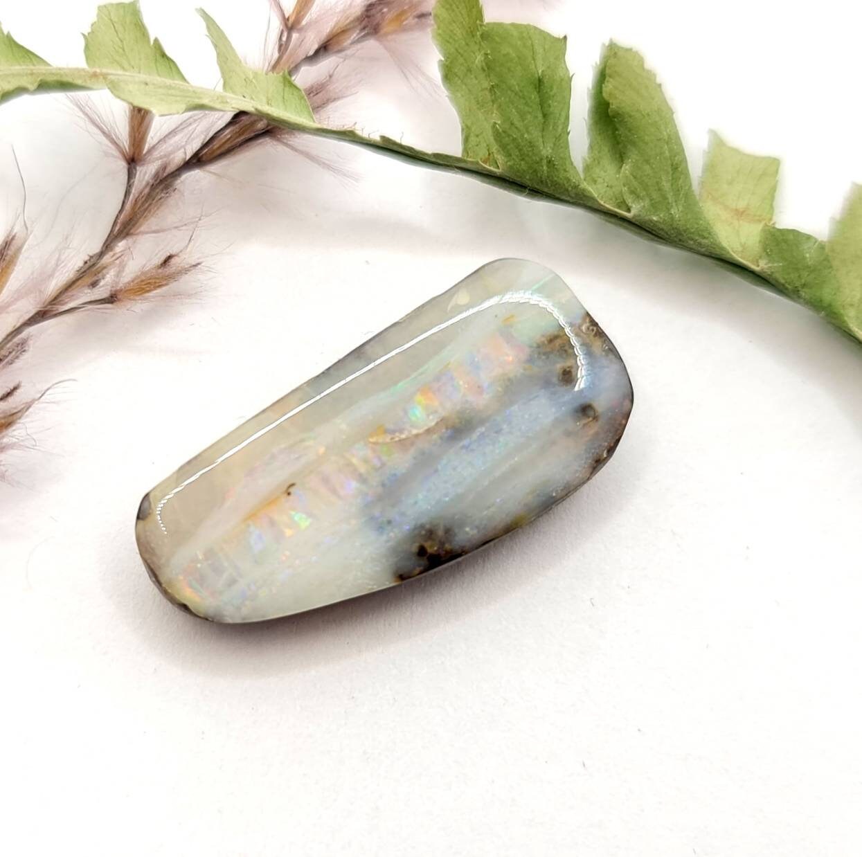 Echter australischer Boulderopal multicolor mit weiß 23,5x10,7mm 14,94ct (Nr.595)