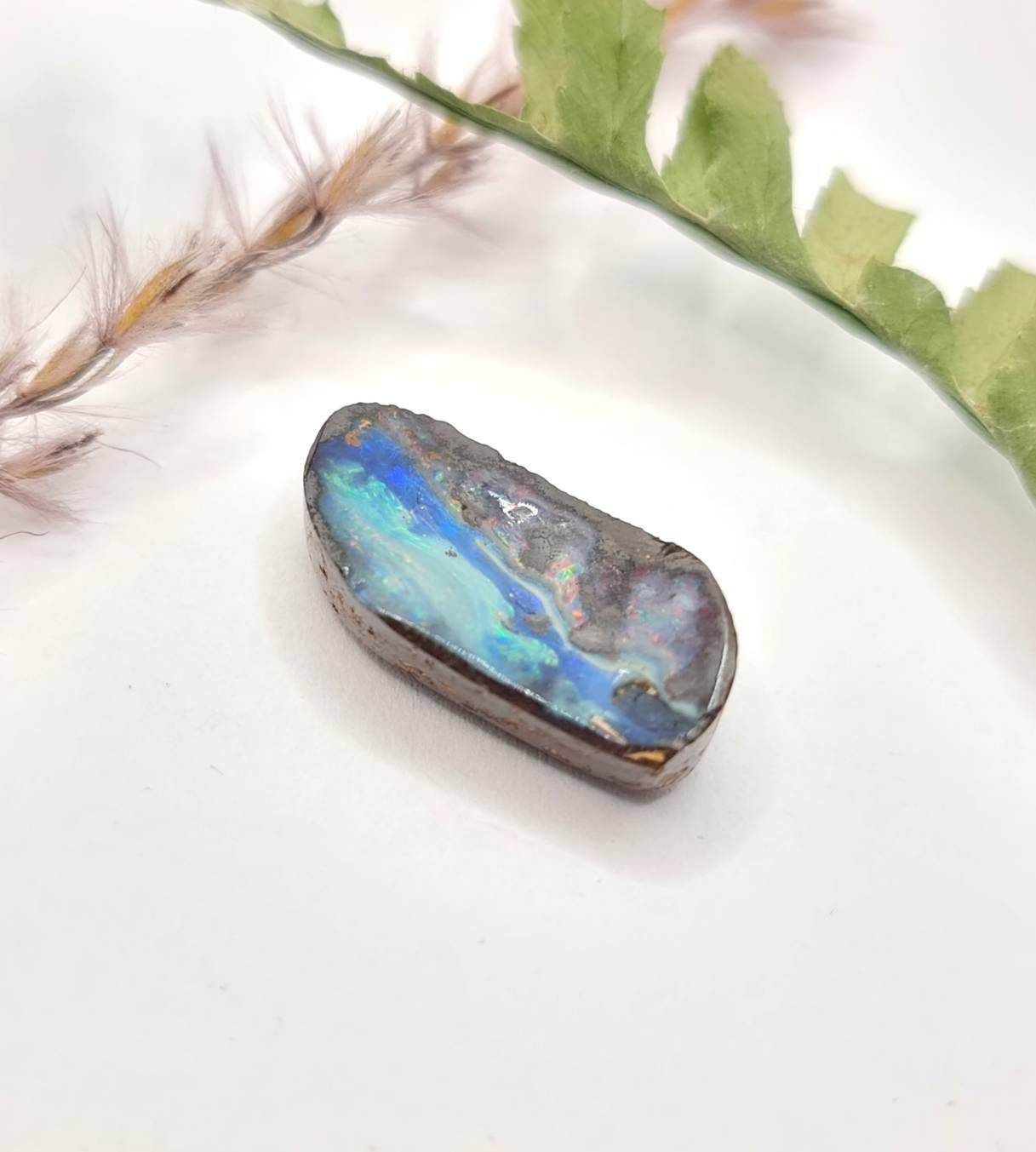 Echter australischer Boulderopal, blau grünes Farbspiel auf braunem Eisengestein 19x10mm 8,45ct (Nr.597)