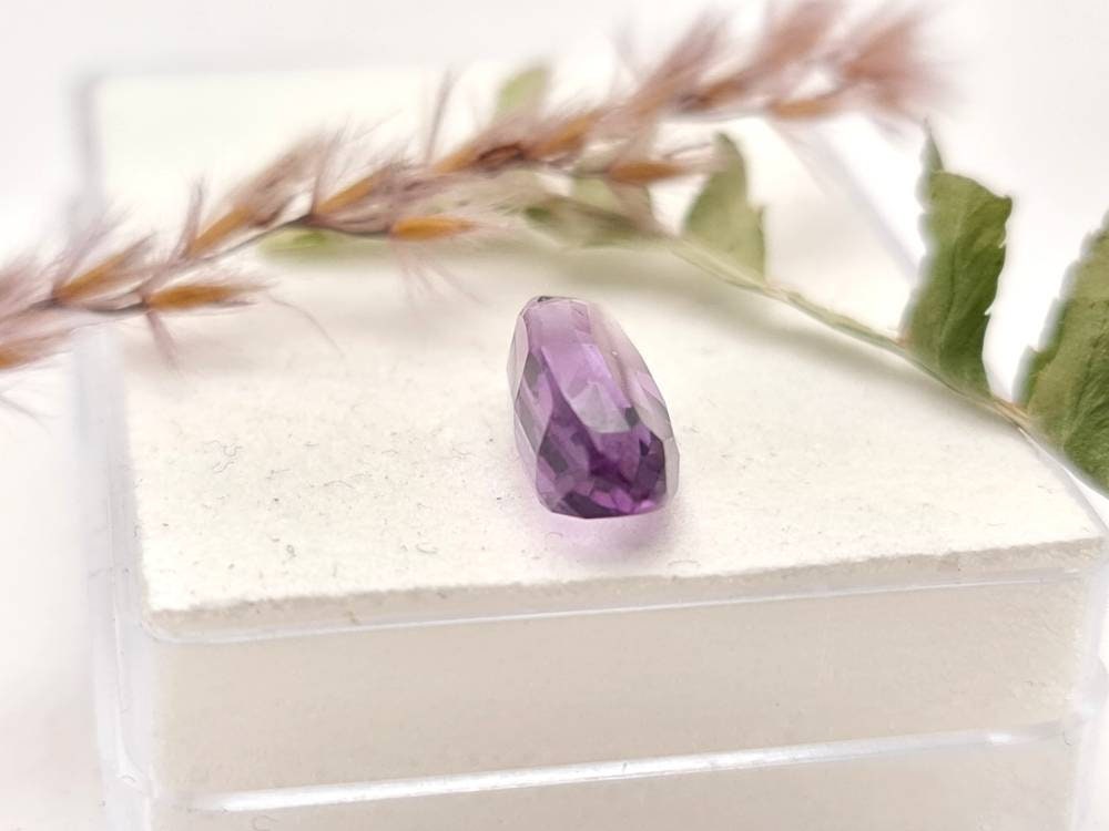 Echter facettierter Amethyst lila violett oval 14,7x6,8mm 3,25ct (Nr.1028)