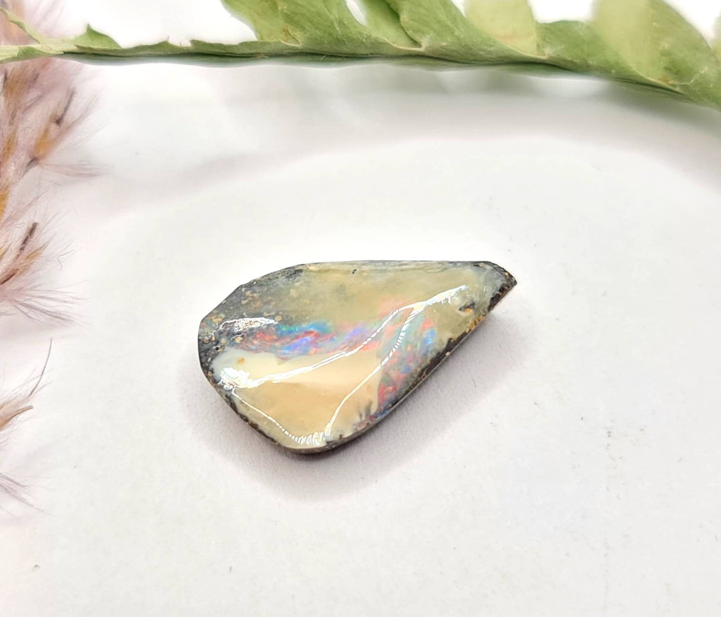 Echter feuriger Boulderopal aus Australien, sehr intensiv, multicolor 16x10mm 5,55ct (Nr.614)