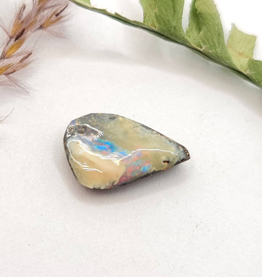 Echter feuriger Boulderopal aus Australien, sehr intensiv, multicolor 16x10mm 5,55ct (Nr.614)