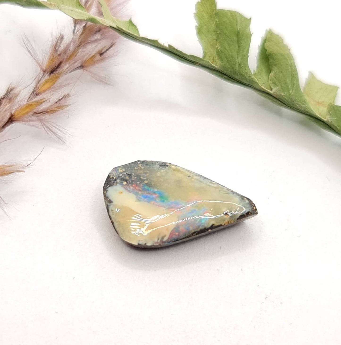 Echter feuriger Boulderopal aus Australien, sehr intensiv, multicolor 16x10mm 5,55ct (Nr.614)