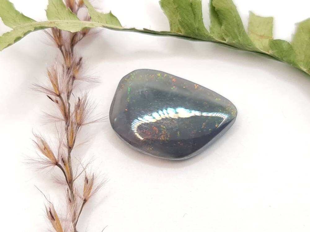 Echter australischer Blackopal, schwarzer Opal aus Lightning Ridge mit dezentem grünem Farbspiel 18x12,5mm 6,13ct (Nr.626)