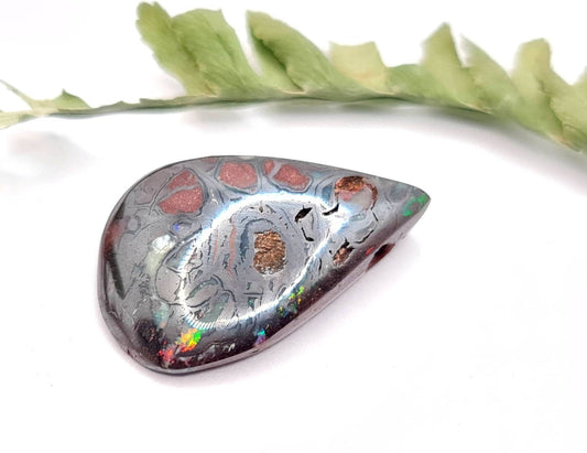 Echter australischer Boulderopal , Matrixopal mit wenig multicolor Farbspiel, mit Bohrung für Lederband 24x15,3mm (Nr.635)