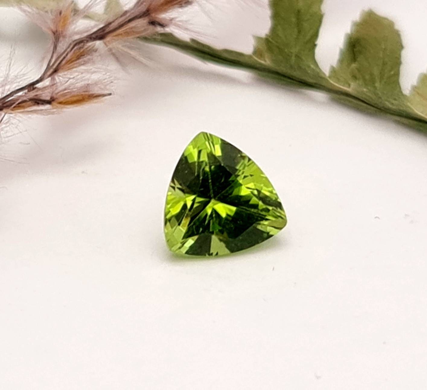 Echter grüner Peridot facettiert Trilliant Dreieck 8mm (Nr.1058)