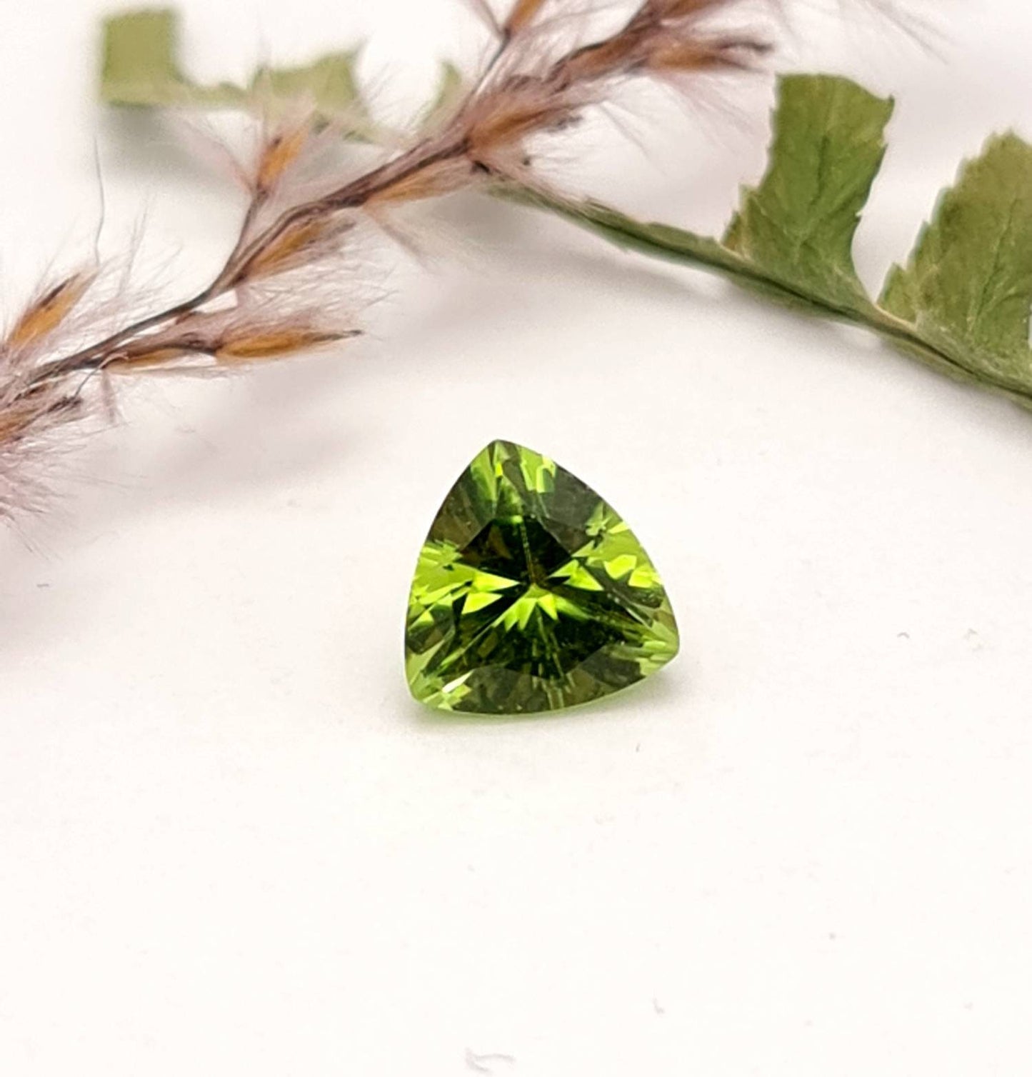 Echter grüner Peridot facettiert Trilliant Dreieck 8mm (Nr.1058)