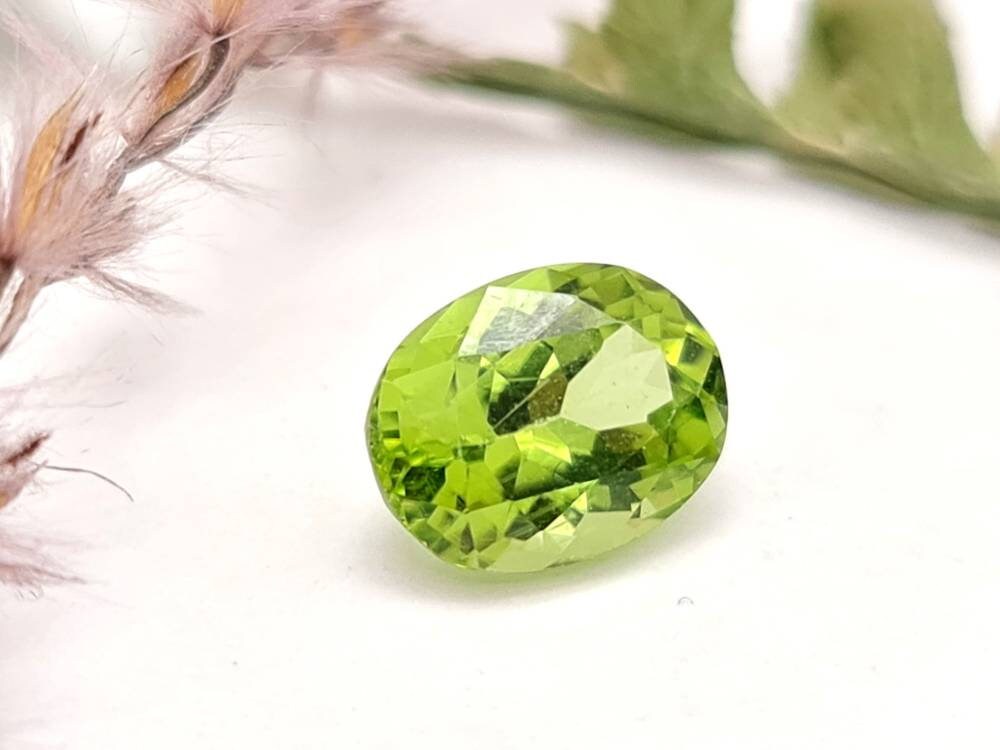 Echter grüner Peridot facettiert oval 9x7mm (Nr.1059)