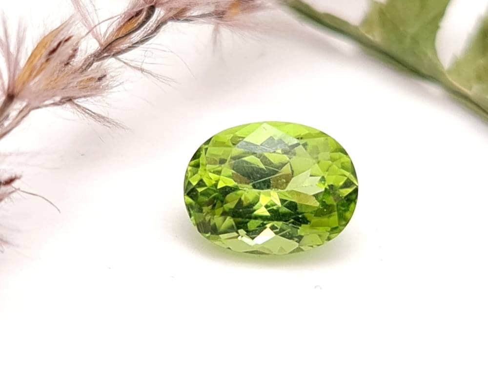 Echter grüner Peridot facettiert oval 9x7mm (Nr.1059)