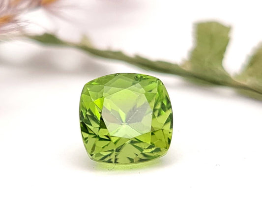 Echter grüner Peridot facettiert quadrat 8x8mm (Nr.1060)